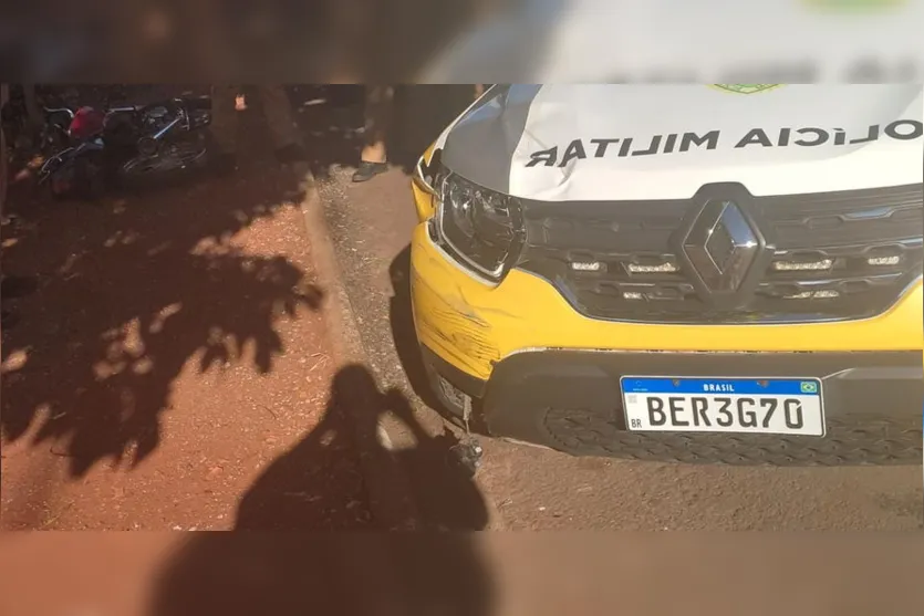 Jovem empina moto, bate em viatura e foge da PM Apucarana