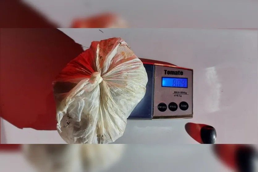 Jovem tenta esconder droga na boca, mas é apreendido pela PM