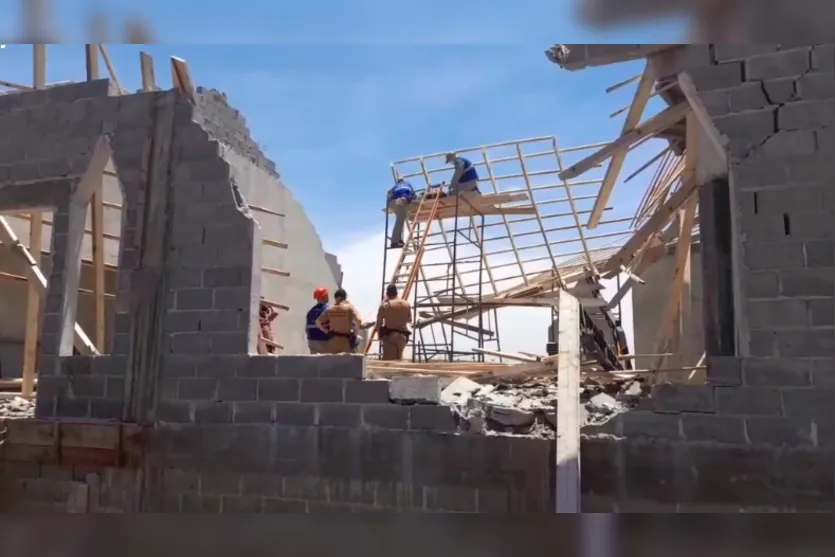 Laje de igreja em Arapongas desaba e 3 pessoas ficam feridas