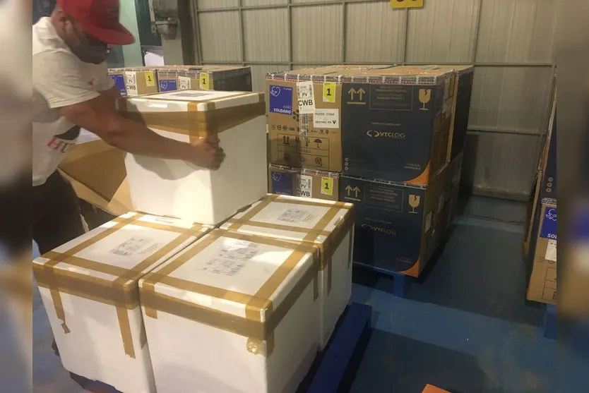 Mais 420 mil doses de vacinas contra a Covid-19 chegam ao PR