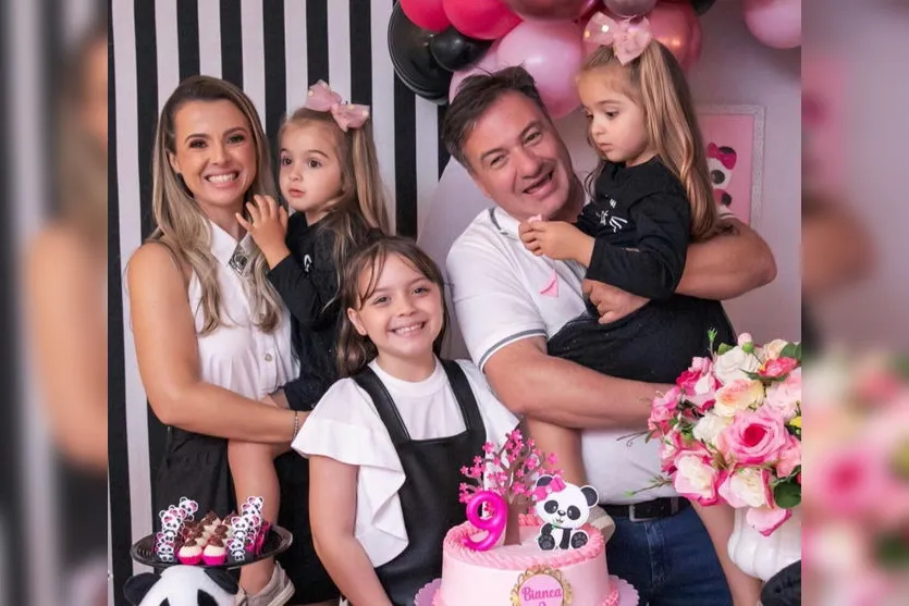  Mariana Zacas e Juliano Bongiolo, com as gêmeas Luana e Juliana, e a primogênita Bianca  