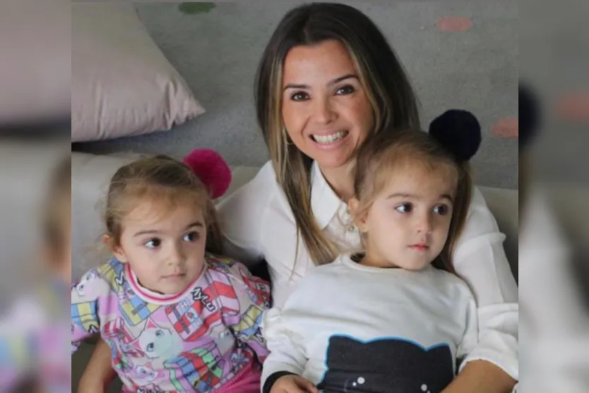  Mariana com as gêmeas Luana e Juliana, de 4 anos  