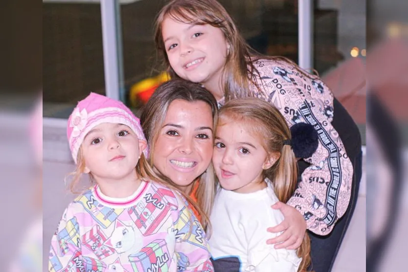  Mariana com as gêmeas Luana e Juliana, e a primogênita Bianca, de 9 anos  
