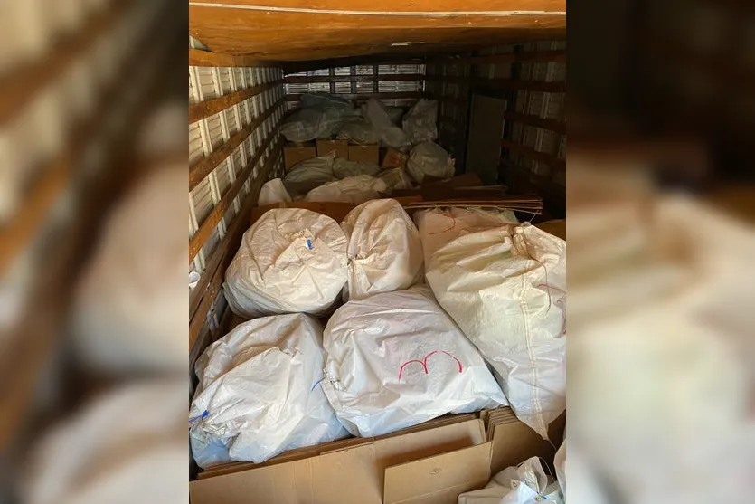 Mercadorias e documentos são apreendidos após operação da PF