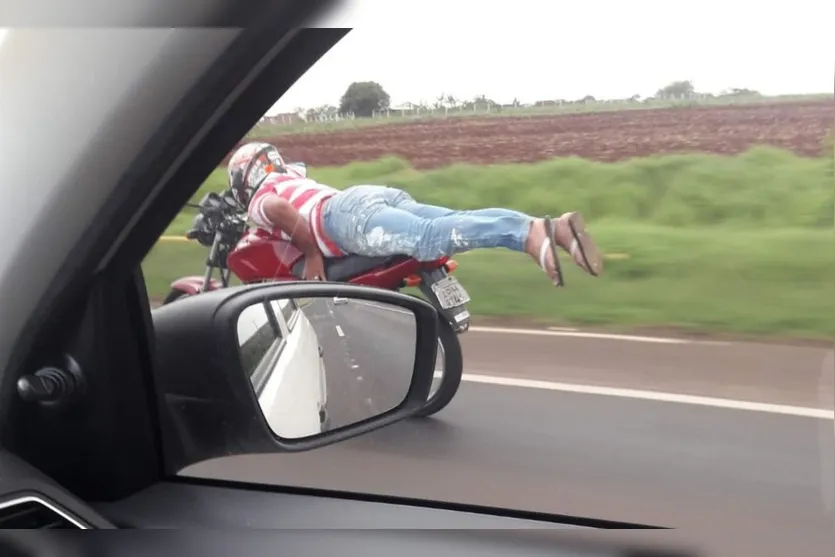 Motociclista é flagrado pilotando deitado em moto na BR-376