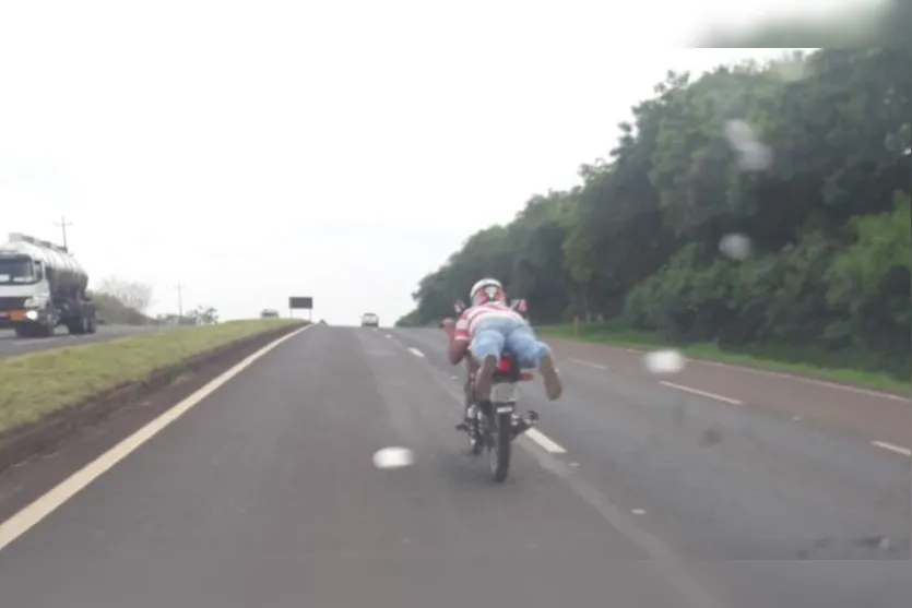 Motociclista é flagrado pilotando deitado em moto na BR-376