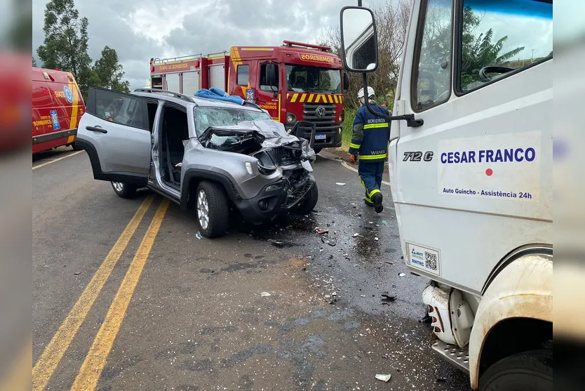 Motorista fica ferida após colisão com caminhão na PR-170