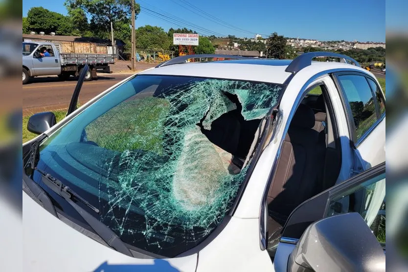 Motorista fica ferido após ser atingido por peça de caminhão