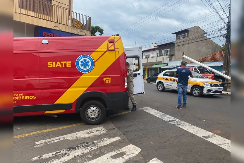 Motorista perde freio, atropela mulher e bate em outro carro