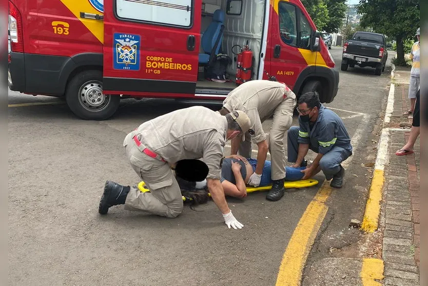 Motorista perde freio, atropela mulher e bate em outro carro
