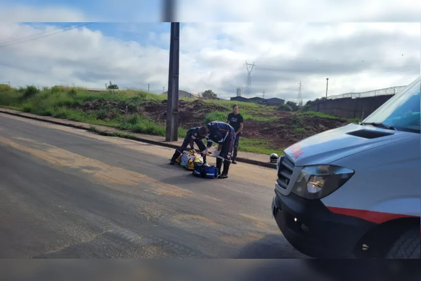 Mulher cai da moto ao tentar desviar de cães em Apucarana