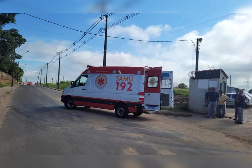 Mulher cai da moto ao tentar desviar de cães em Apucarana