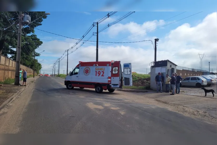Mulher cai da moto ao tentar desviar de cães em Apucarana