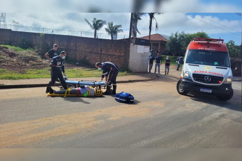 Mulher cai da moto ao tentar desviar de cães em Apucarana