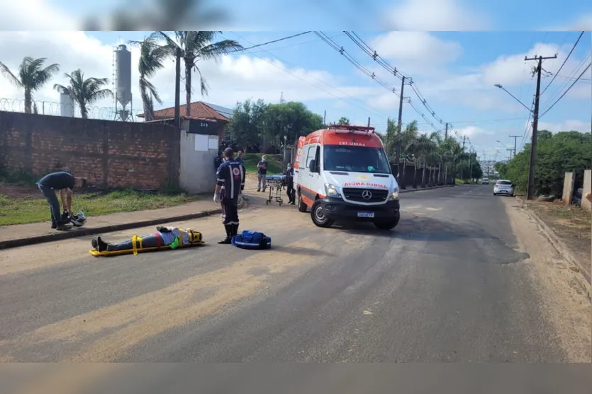 Mulher cai da moto ao tentar desviar de cães em Apucarana