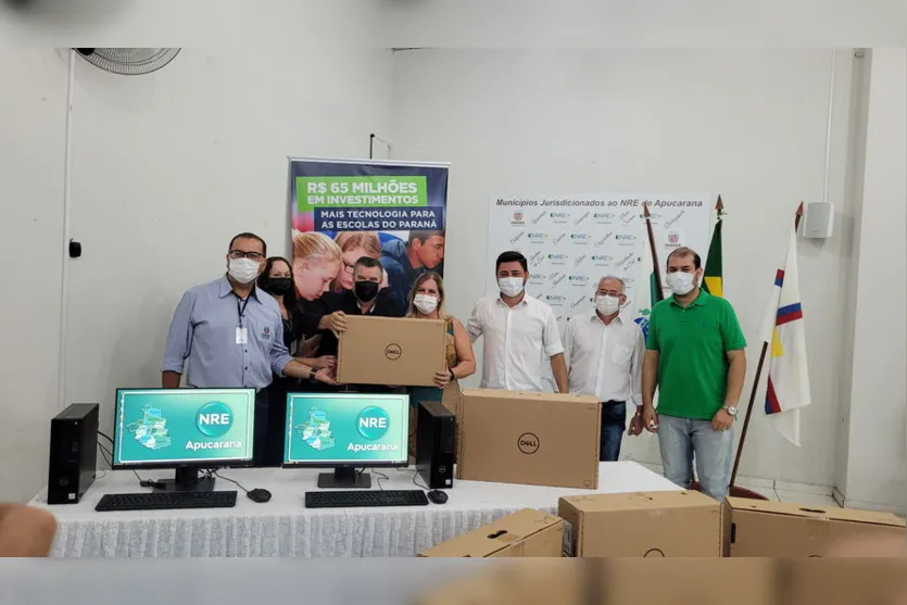 NRE entrega 360 computadores para colégios estaduais