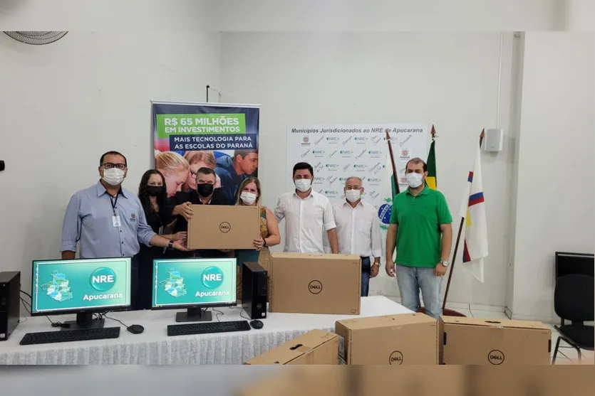 NRE entrega 360 computadores para colégios estaduais