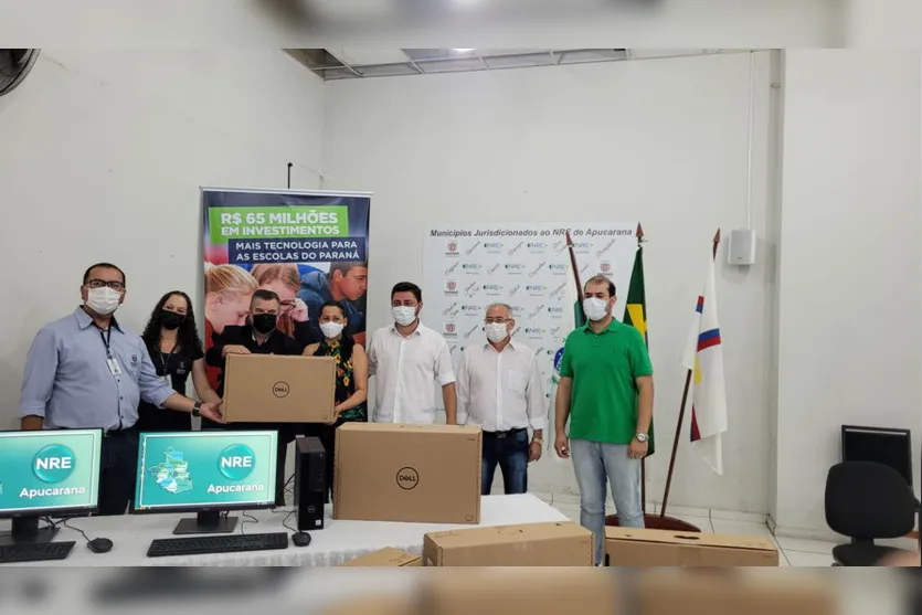 NRE entrega 360 computadores para colégios estaduais
