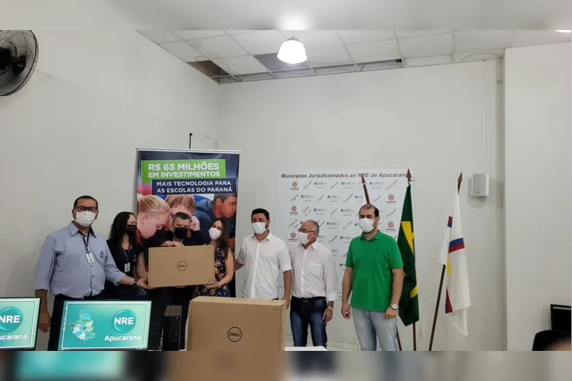 NRE entrega 360 computadores para colégios estaduais