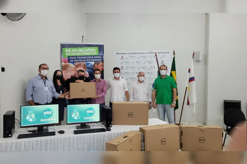 NRE entrega 360 computadores para colégios estaduais