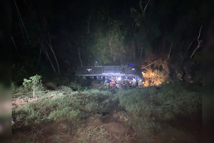 Ônibus cai em ribanceira e deixa dois mortos e 34 feridos
