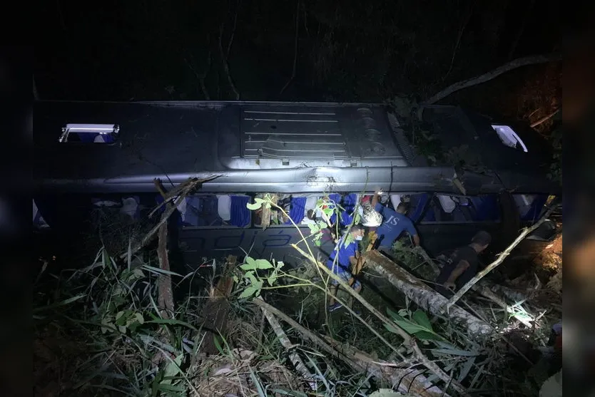 Ônibus cai em ribanceira e deixa dois mortos e 34 feridos