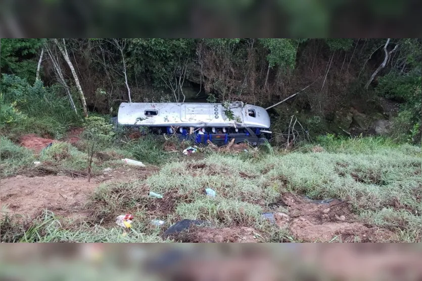 Ônibus cai em ribanceira e deixa dois mortos e 34 feridos