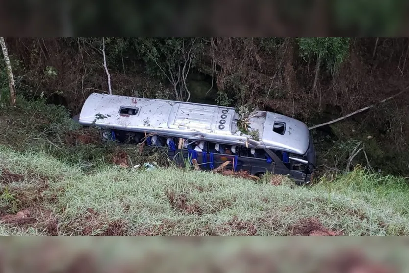 Ônibus cai em ribanceira e deixa dois mortos e 34 feridos