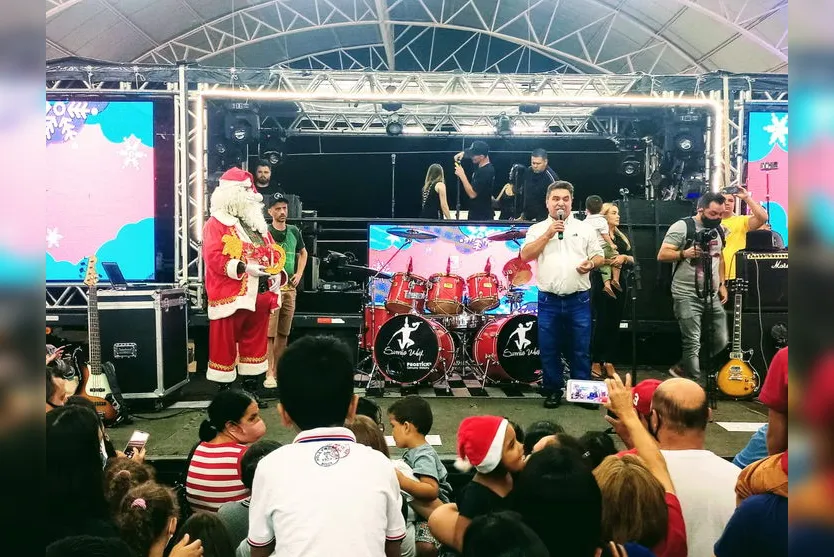 Onofre entrega chave simbólica da cidade ao Papai Noel