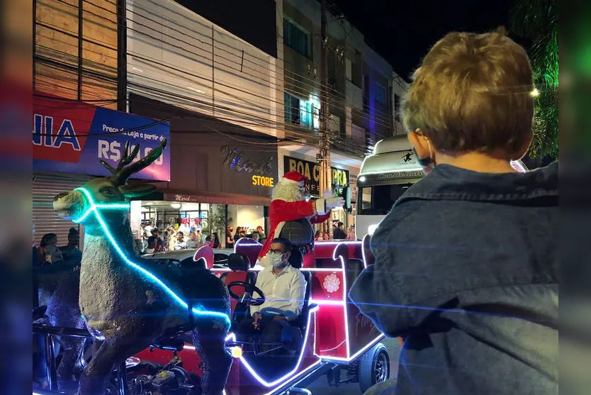 Onofre entrega chave simbólica da cidade ao Papai Noel