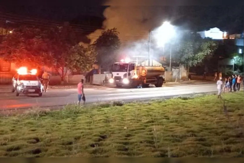  Os carros estavam na garagem de uma residência na Av. Avenida Natael Emerenciano Junior 