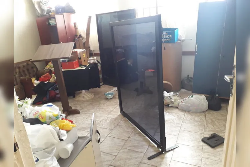  Os ladrões deixaram um rastro de muita bagunça por onde passaram. 