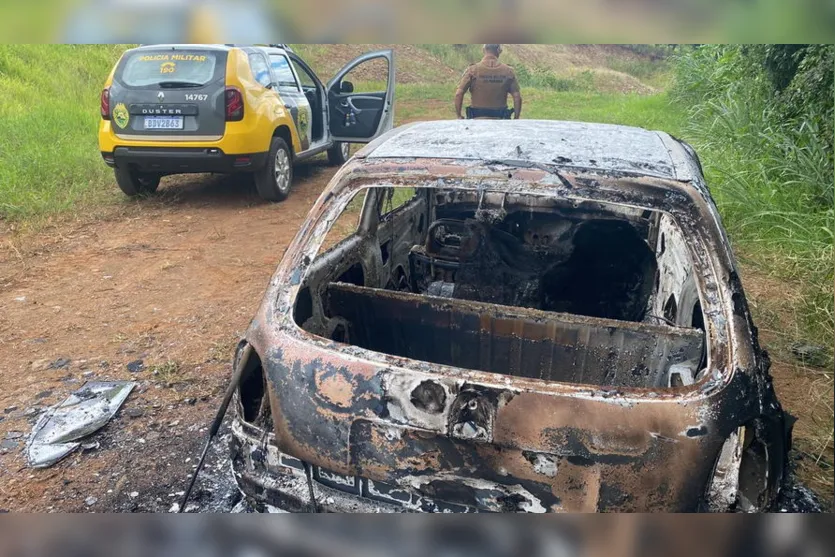 PM encontra carro queimado na zona rural de Apucarana