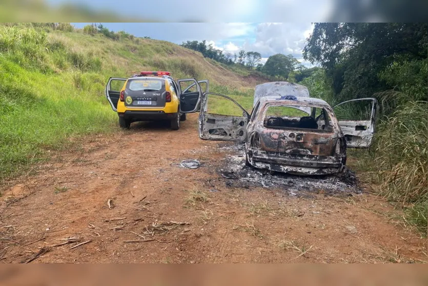 PM encontra carro queimado na zona rural de Apucarana