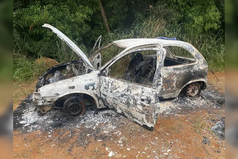 PM encontra carro queimado na zona rural de Apucarana