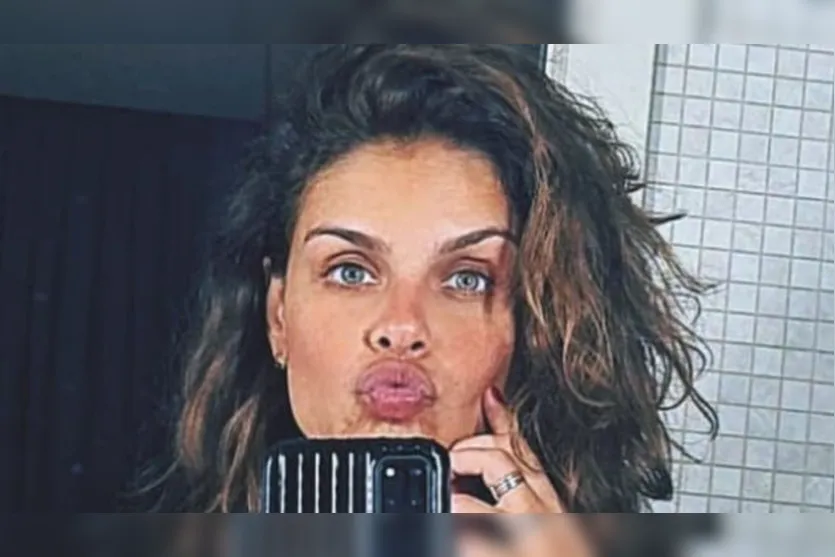 Paloma Bernardi posa cobrindo seios e quase mostra demais