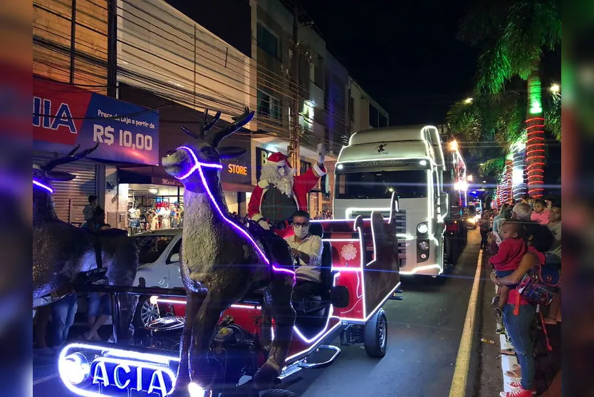 Papai Noel chega em caravana na cidade de Arapongas