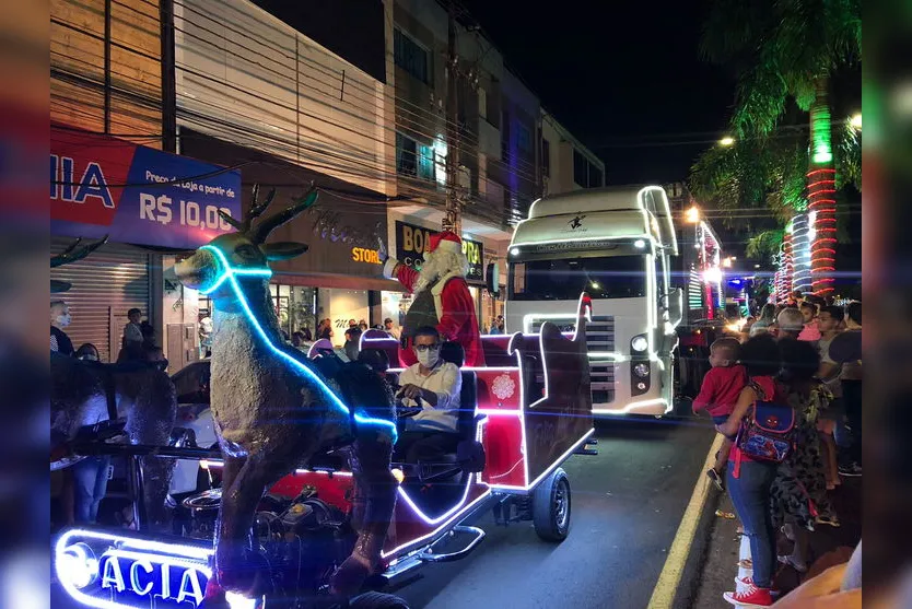 Papai Noel chega em caravana na cidade de Arapongas