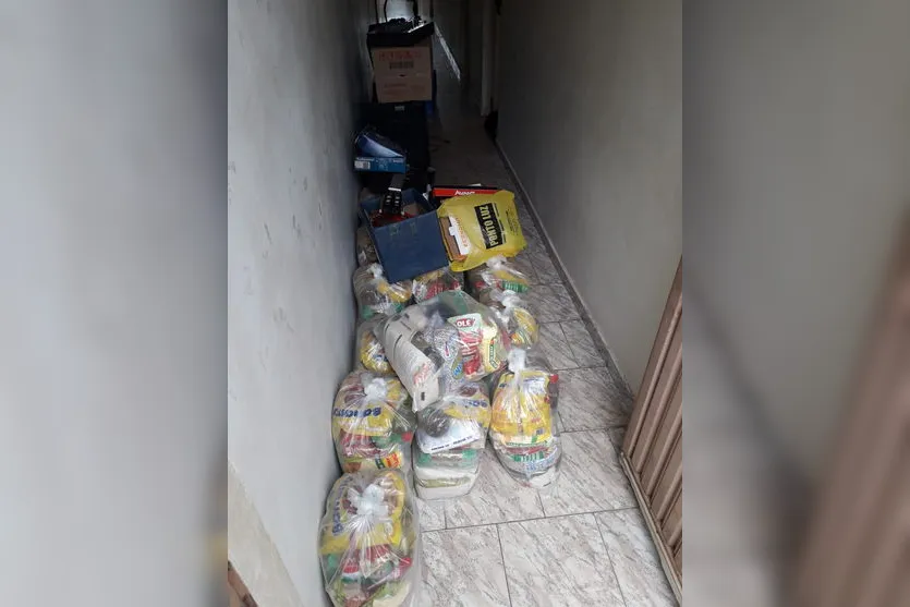  Parte das cestas de alimentos que foram deixadas pelos ladrões. 