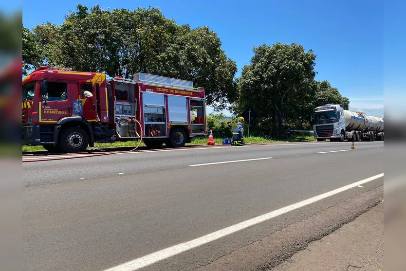 Pneu de carreta estoura e provoca vazamento de combustível