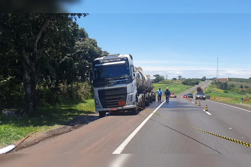 Pneu de carreta estoura e provoca vazamento de combustível