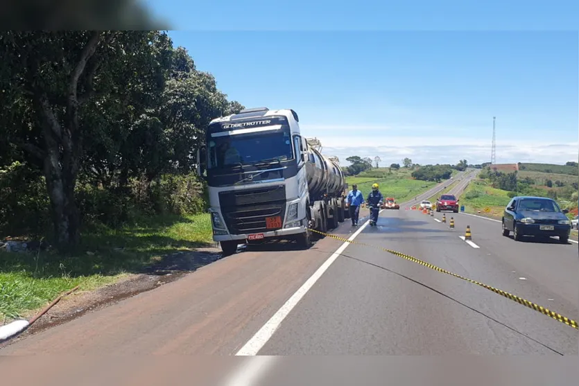 Pneu de carreta estoura e provoca vazamento de combustível