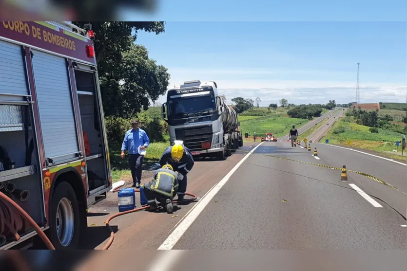 Pneu de carreta estoura e provoca vazamento de combustível