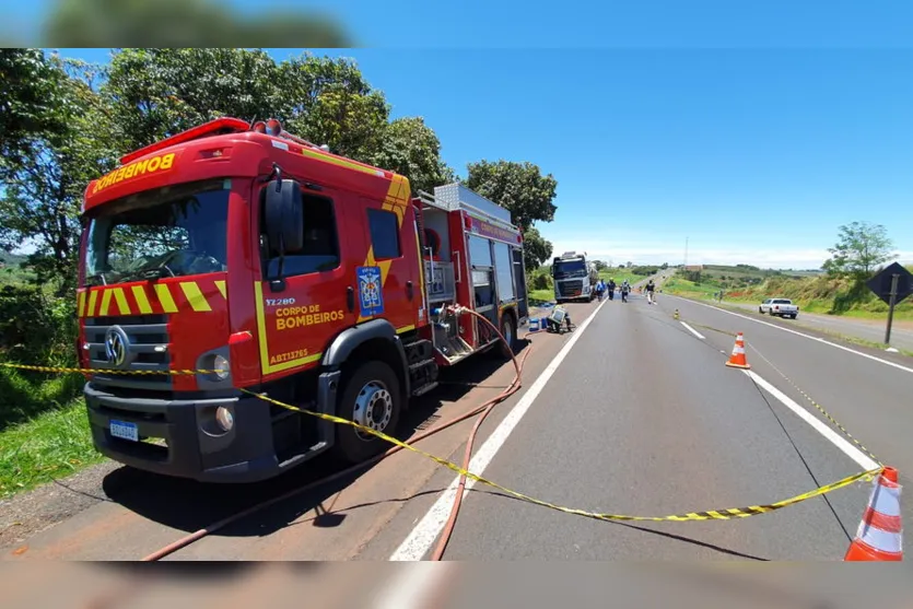 Pneu de carreta estoura e provoca vazamento de combustível