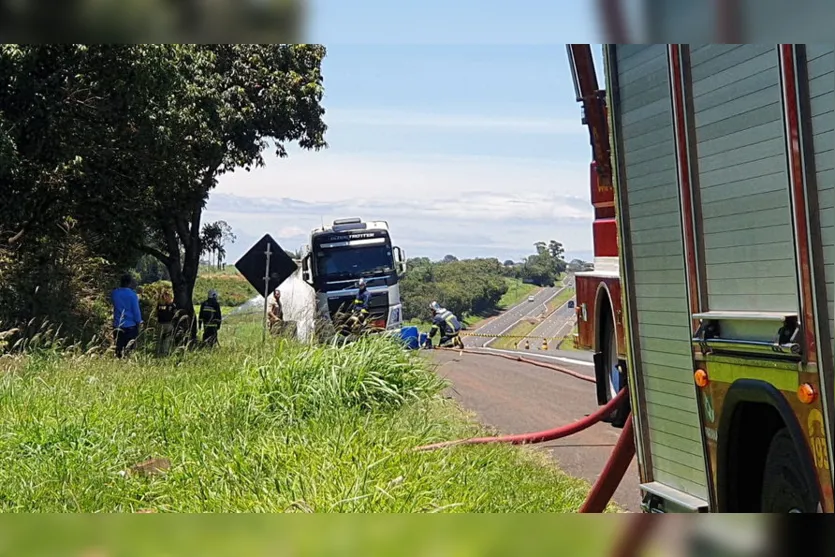 Pneu de carreta estoura e provoca vazamento de combustível