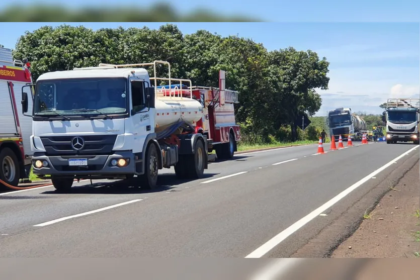 Pneu de carreta estoura e provoca vazamento de combustível