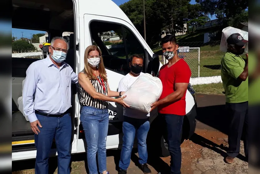 Poim participa de distribuição de cestas para Apae