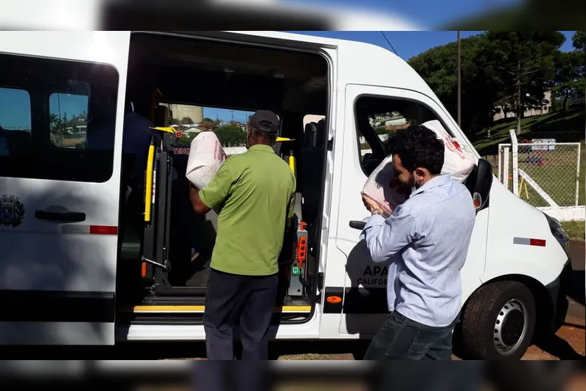Poim participa de distribuição de cestas para Apae
