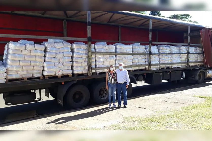 Poim participa de distribuição de cestas para Apae