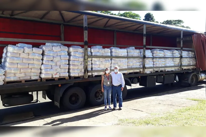 Poim participa de distribuição de cestas para Apae